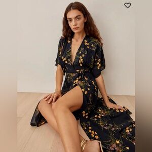 NWT Reformation WINSLOW DRESS
MADEMOISELLE - XS Navy blue floral print